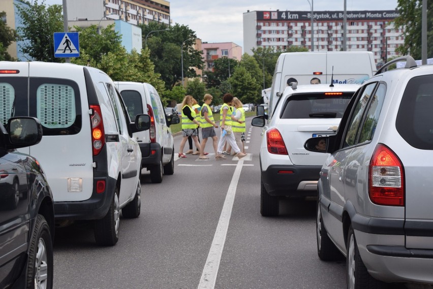 Zarabiają poniżej średniej krajowej, są przeciążeni...