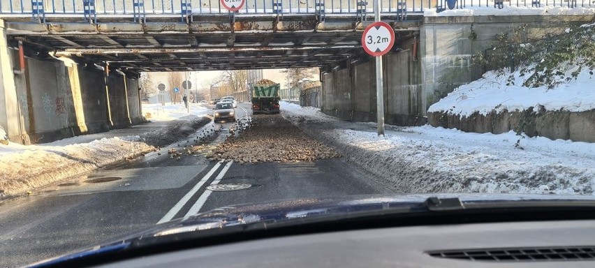 Pod wiaduktem na ulicy Poniatowskiego w Słupsku ziemniaki zatarasowały jezdnię [ZDJĘCIA]