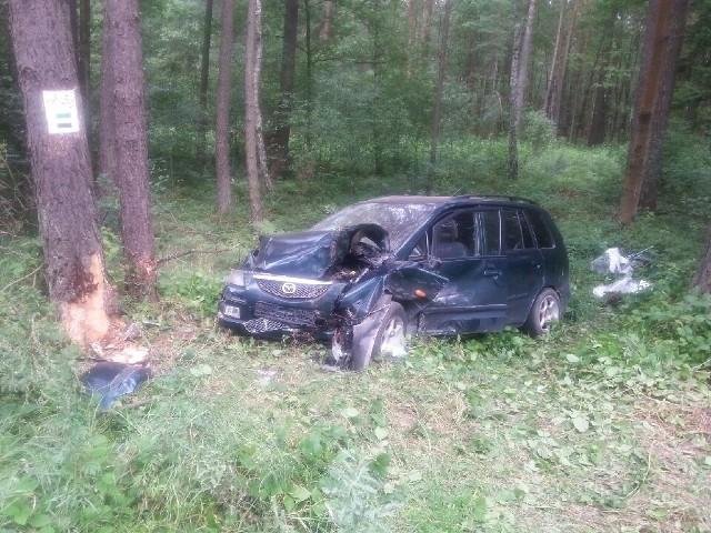 Po zderzeniu z hyundaiem, mazda którą podróżowała pięcioosobowa rodzina, uderzyła w drzewo