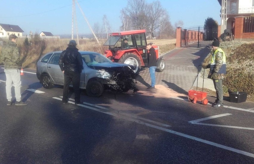 Zderzenie na łuku drogi w Hucie Nowej. Trzy osoby w szpitalu