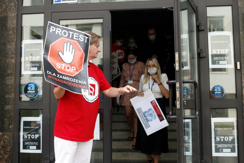 „Stop zamrożeniu płac”. Pracownicy prokuratur w Lublinie wyszli na ulice. Zobacz zdjęcia 