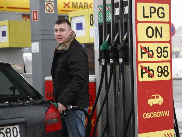 I tak są za drogie &#8211; mówi Tomasz Pac z Białegostoku, który dzisiaj tankował swój samochód na jednej z białostockich stacji.