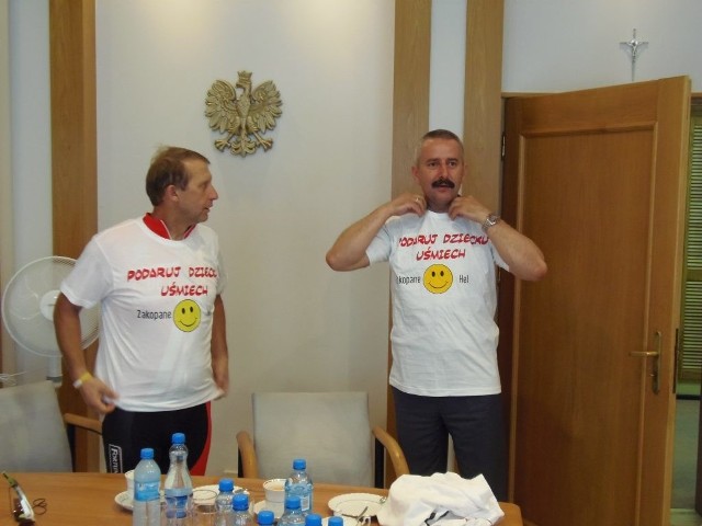 Mieczysław Koczorowski dał pamiątkową koszulkę burmistrzowi Tucholi