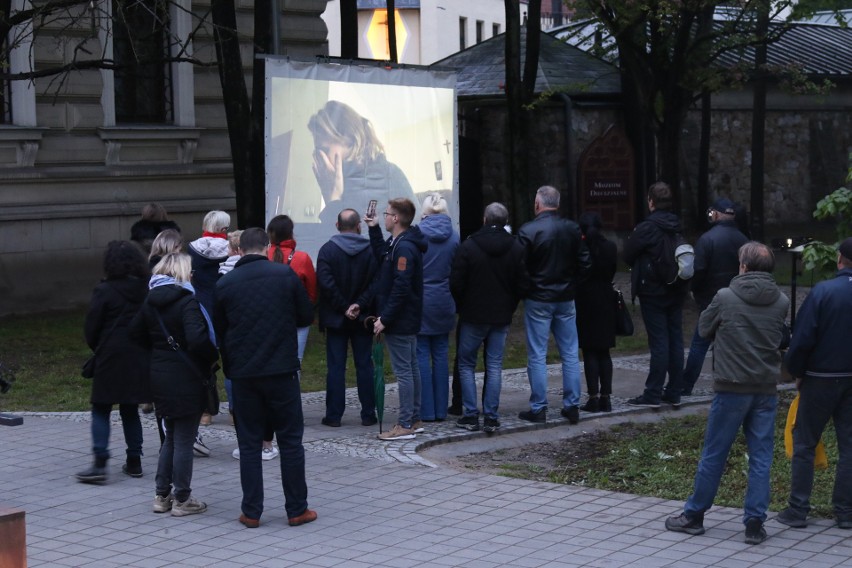 Film "Tylko nie mów nikomu" o pedofilii w Kościele wyświetlono na ścianie Kurii w Kielcach [ZAPIS TRANSMISJI]