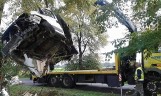Wypadek w Bestwinie: Dostawczak na drzewie