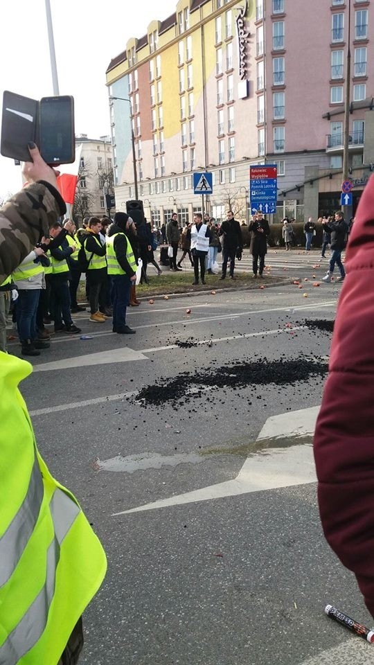 Rolnicy protestowali w Warszawie, była grupa ze Świętokrzyskiego. Płonęły opony i słoma, rozsypane jabłka 