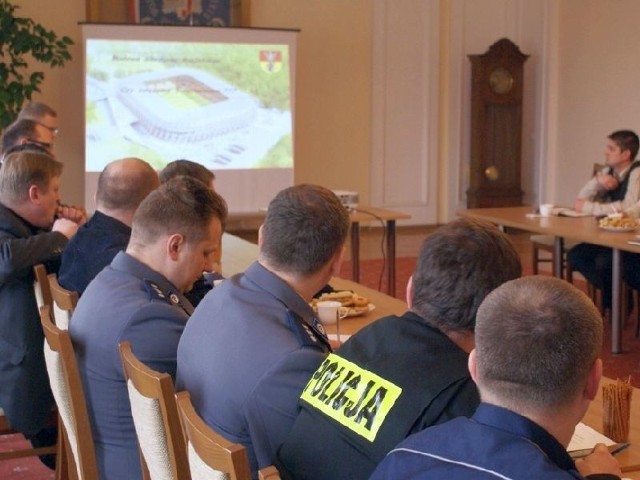 i policja razem chcą dbać o bezpieczeństwo na meczach i na stadionie