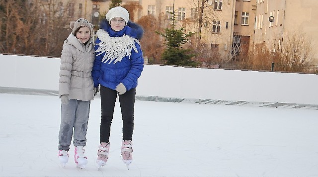 - Jest super - cieszyły się Nikola Pogorzelska (z lewej) i Julia Maj. Dziewczynki jako pierwsze ślizgały się na otwartym wczoraj miejskim lodowisku przy galerii handlowej Alfa.