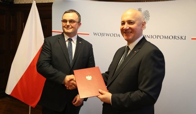 5 marca 2018 r. Joachim Brudziński (prawej) wręcza akt powołania nowemu wojewodzie Tomaszowi Hincowi