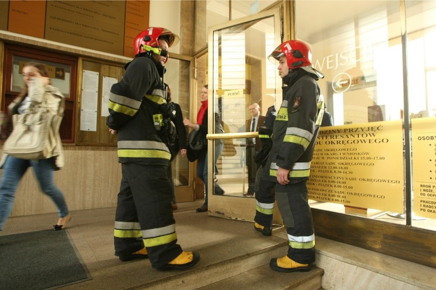 25.04.2014 - ewakuacja Sądu Okręgowego przy ul. Sądowej we...