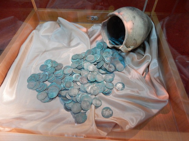 Bogusław Szwichtenberg znalazł skarb zakopany w lesie. 6 tys. monet z XV-XVII w. trafiło do muzeum.