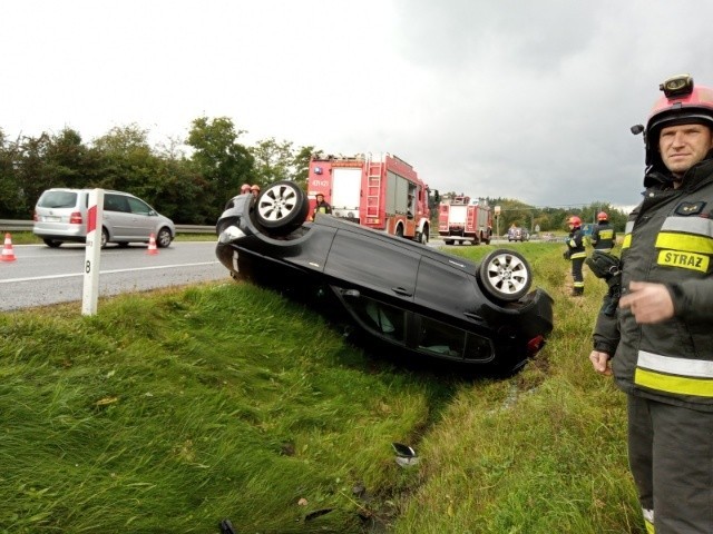 Myślenice. Utrudnienia na zakopiance. Samochód dachował w rowie 