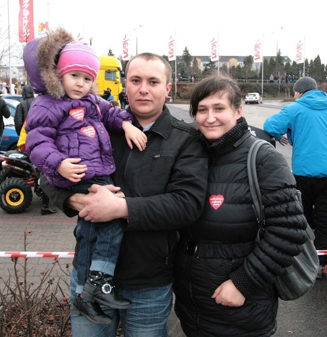 Wśród oglądających przejażdżkę wyścigowymi autami nie zabrakło rodziny Woźniaków. - Pokazujemy Natalce szybkie auta &#8211; żartowali rodzice dziewczynki Martyna i Rafał.