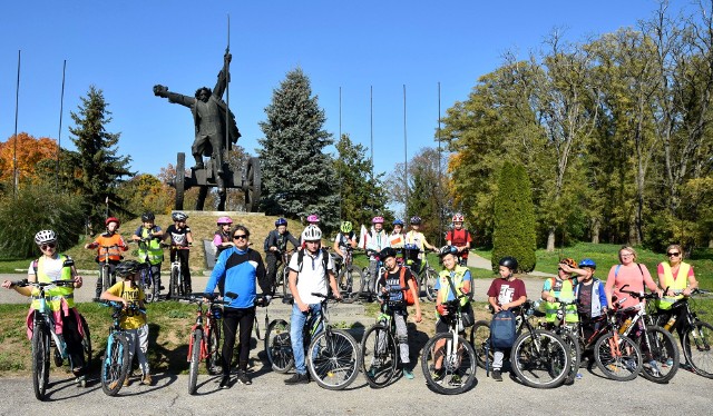 Racławice zdobyte! Młody Czarnocin - na rowerach - z dumą prezentował się przed pomnikiem Bartosza Głowackiego.