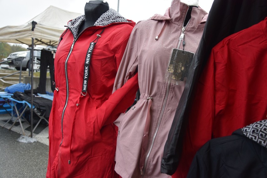 Pełno ciepłych ubrań i modnych dodatków na targowisku przy ulicy Dworaka w Rzeszowie. Są atrakcyjne promocje i duże przeceny [ZDJĘCIA]