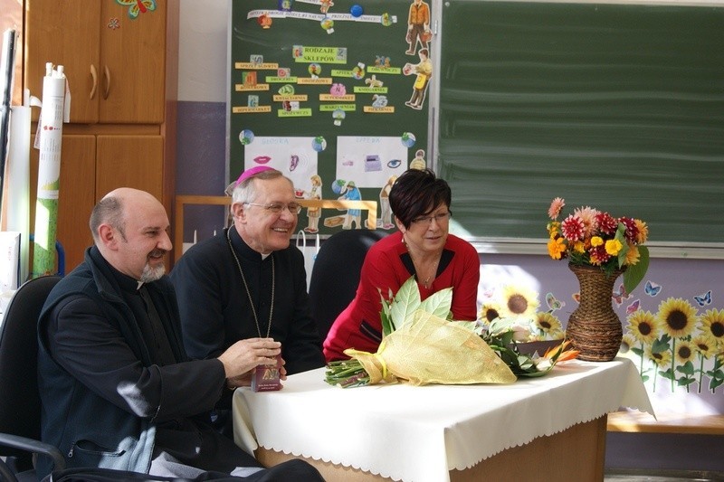 Odwiedziny biskupa w Szkole Podstawowej w Kamnicy