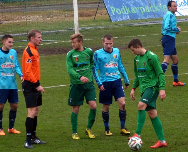 Piłkarze Stali Stalowa Wola (z piłką Michał Michałek) zremisowali z Limanovią Limanowa 1:1.