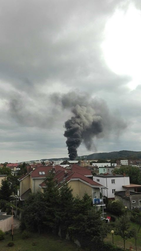 Pożar na ulicy Stoczniowców w Rumi [08.09.2018]. Zajęły się materiały na placu fabrycznym 