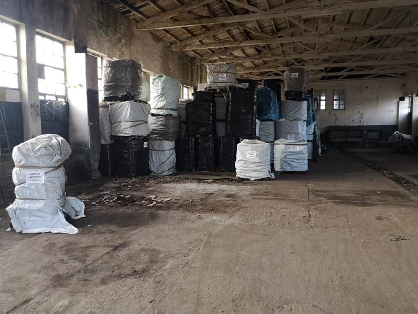 Opolskie. 600 pojemników z odpadami chemicznymi znaleziono w kozielskim porcie. Na miejscu interweniowała policja i straż pożarna