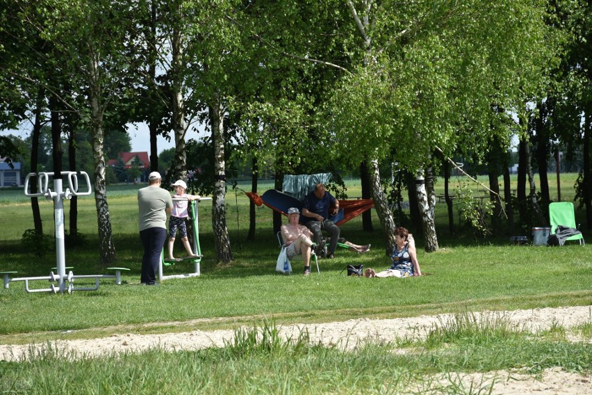 Mieszkańcy Chełma i okolic wypoczywali nad zalewem Żółtańce. Byli też amatorzy kąpieli! Zobacz zdjęcia