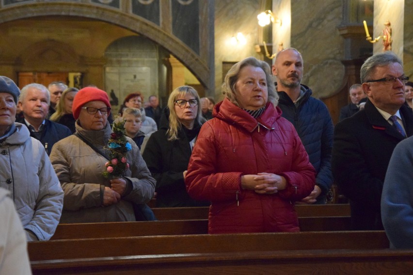 Msza święta w intencji ofiar katastrofy smoleńskiej w Bazylice Katedralnej w Kielcach. Wzięli w niej udział parlamentarzyści. Zobacz zdjęcia