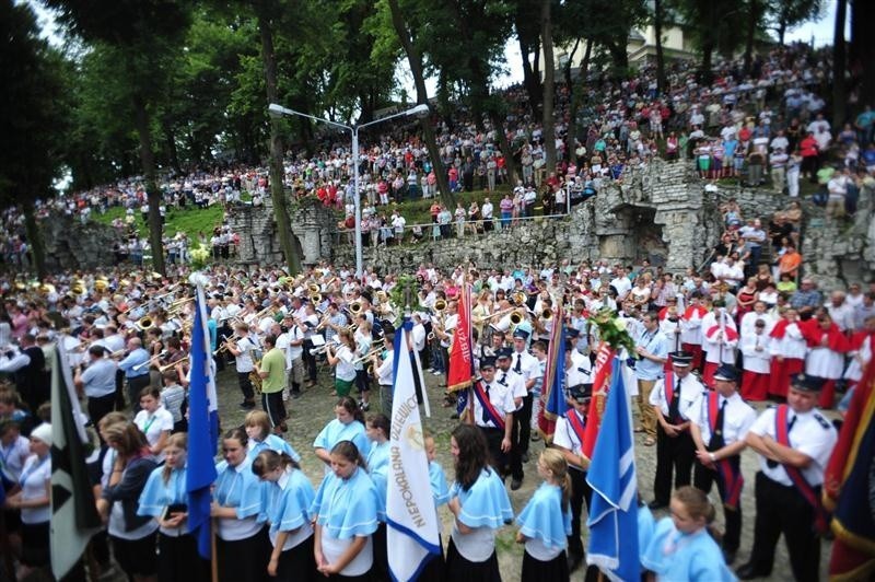 Jak na największy odpust przystało, grota wypełnił się po...