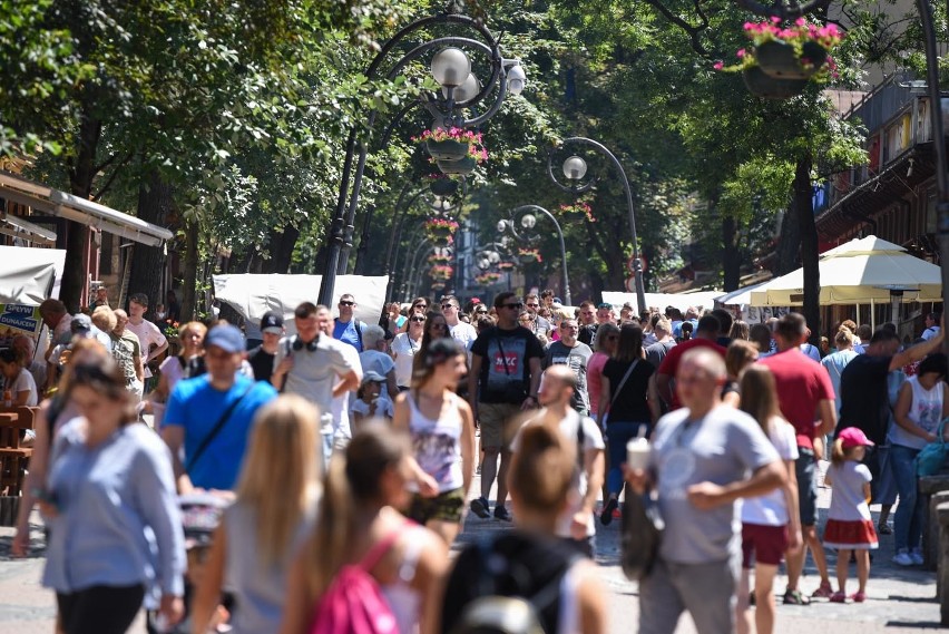 Tłumy osób spacerujących po Krupówkach - 5 lipiec 2018