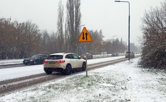 Osiedlowe uliczki są zasypane, a na głównych drogach w Bydgoszczy śnieg jest już nieco rozjeżdżony, ale warunki do jazdy są trudne.