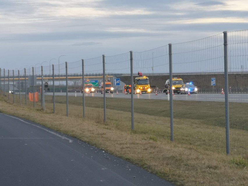 Wypadek na A1 w Lisewie. Terenówka uderzyła w lawetę [zdjęcia]