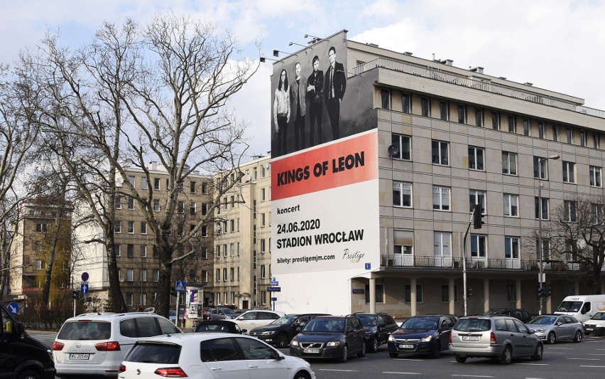 Kings of Leon na ścianie warszawskiej kamienicy! Zespół przyjedzie do Polski w 2021 roku!