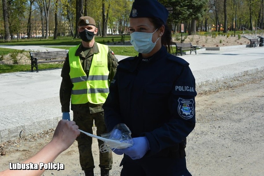 Policjanci nie karali mandatami, lecz rozdawali maseczki...