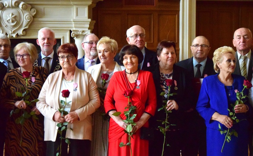 Złote Gody w Tarnobrzegu. Czternaście małżeństw świętowało 50. rocznicę ślubu w Zamku Tarnowskich. Zobaczcie zdjęcia 