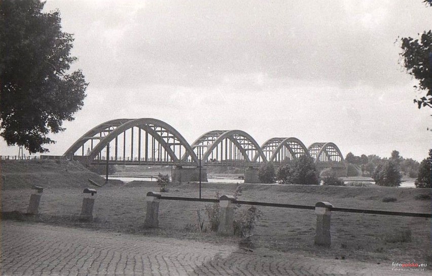 W okresie międzywojennym most w Białobrzegach był jednym z...