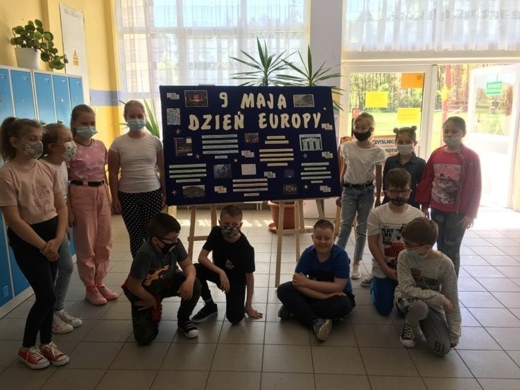 Lekcja o Europie w szkole podstawowej w Suchej. Uczniowie odwiedzali on-line unijne kraje