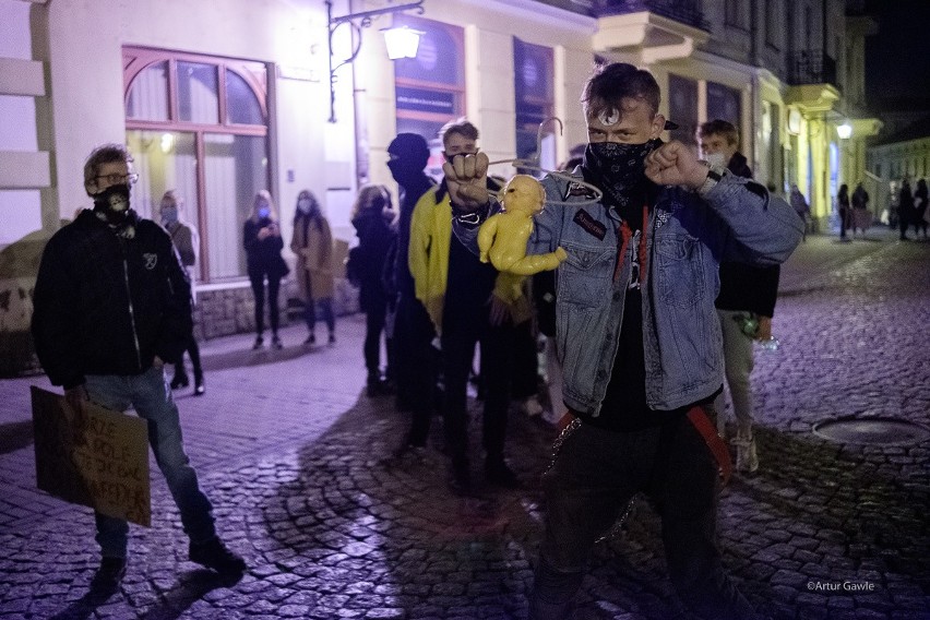 Tarnów. Siódmy dzień protestów kobiet i spotkanie modlitewne pod Katedrą [ZDJĘCIA]