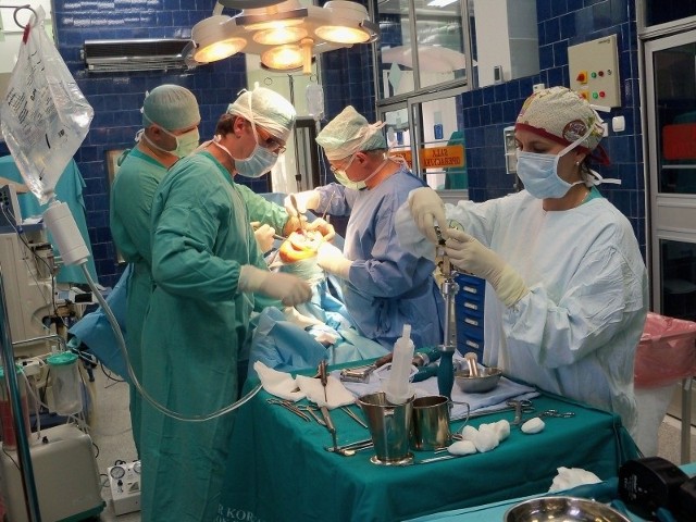 Na endoprotezę czeka 4 tysiące Opolan. Na zdjęciu zabieg w szpitalu w Korfantowie, który specjalizuje się w tego typu operacjach.