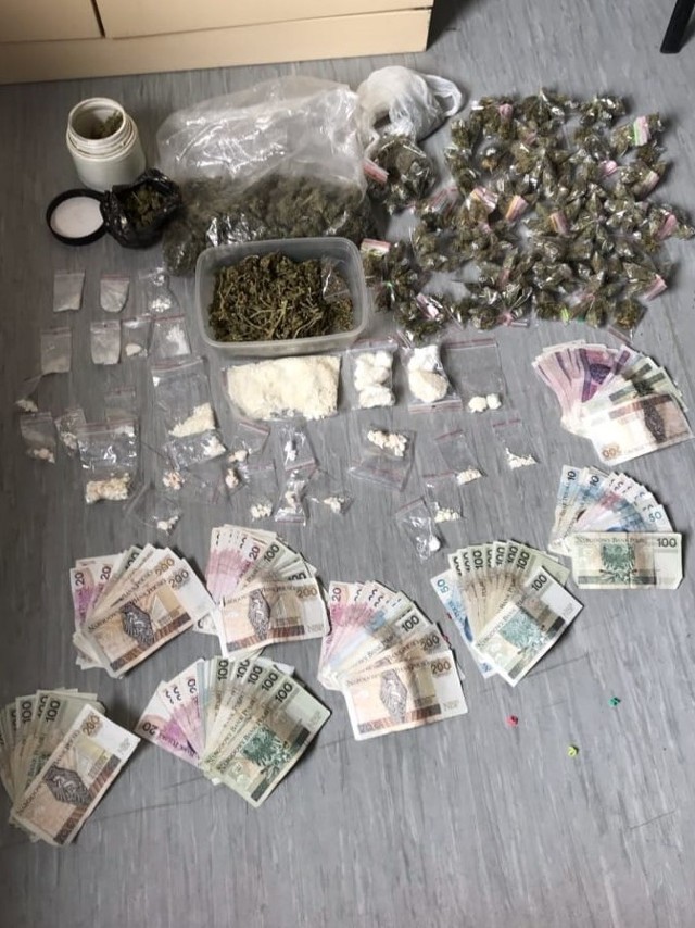 Policjanci zabezpieczyli prawie 2,5 tys. „działek” amfetaminy w Chorzowie