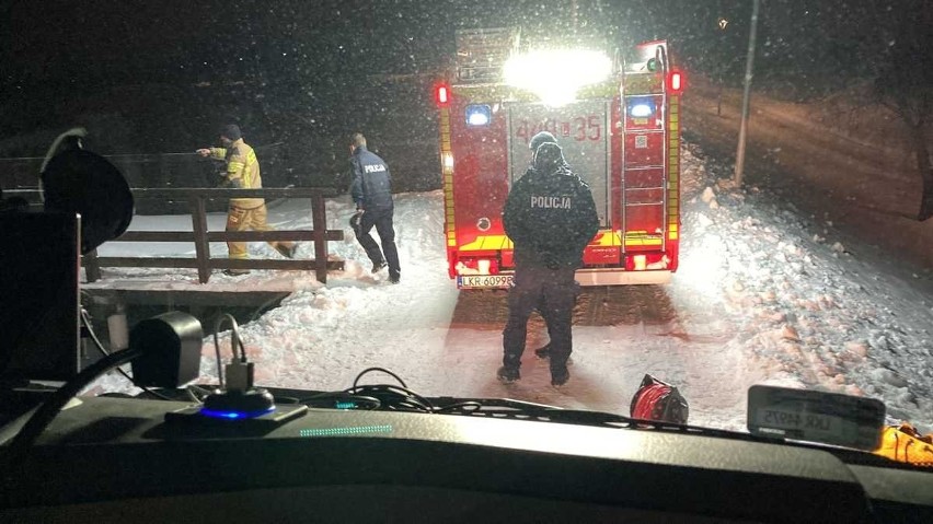 Policjanci i strażacy ćwiczyli ratowanie osoby, pod którą załamał się lód. Zdjęcia i wideo