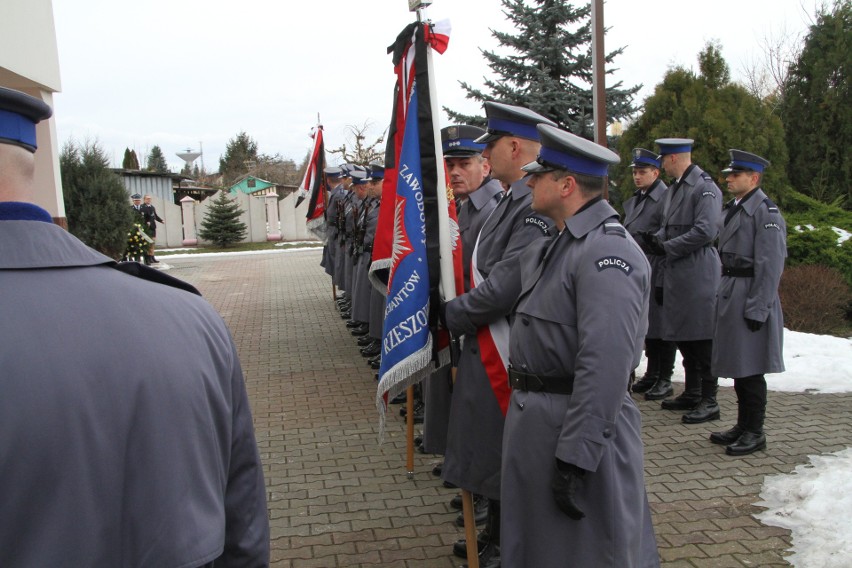 Ostatnie pożegnanie aspiranta Krzysztofa Węglińskiego z Tarnobrzega - policjanta, który zginął w wypadku jadąc na służbę  [ZDJĘCIA]