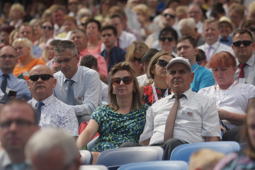 Kongres Świadków Jehowy na Stadionie Śląskim. Dzień 1. Wierni w Chorzowie przez trzy dni będą brać udział w spotkaniach ZDJĘCIA