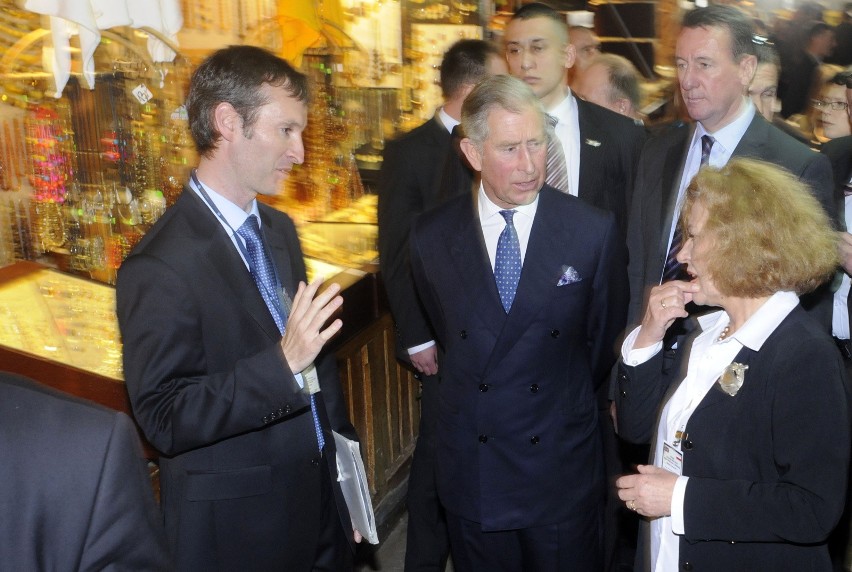 2008 rok. Karol III, jeszcze wtedy książę Karol, w...