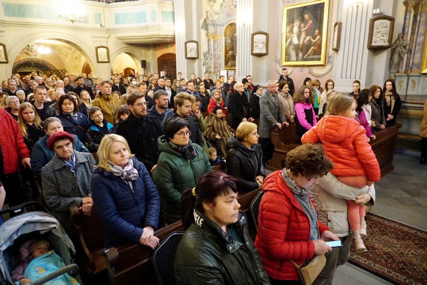 Wielki Piątek w Lublinie. Liturgia Męki Pańskiej w kościele rektoralnym św. Piotra Apostoła. Zobacz zdjęcia