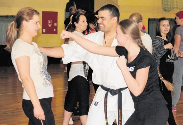Zajęcia dla kobiet odbywają się pod okiem instruktorów Zambrowskiego Klubu Karate (na zdj. Skander Yousffi).