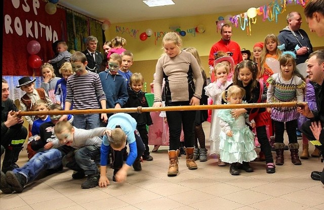 Strażacy-ochotnicy z Rokitna zorganizowali bal dla dzieci swoich koleżanek kolegów z jednostek OSP z gminy Przytoczna.