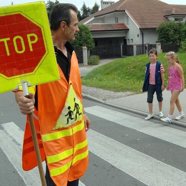 Dzieciom z SP nr 5 w Rzeszowie bezpiecznie przejść przez jezdnię pomaga Waldemar Walania.