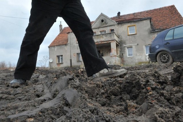 W bagnistej mazi dotarliśmy do budynku nr 4 w Letnicy. Parkowa droga dojazdowa, pod którą leży kanalizacja, jest dziś szerokim pasem błota