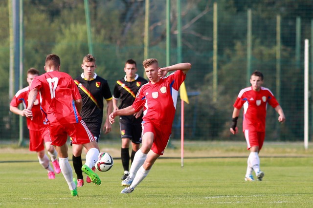 Piłkarze Wissy Szczuczyn (na czerwono) w tym sezonie ligowym jeszcze nie przegrali