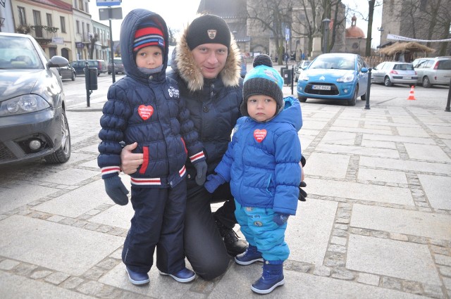 Michał Stawicki z Warszawy wsparł tegoroczny finał orkiestry w Szydłowcu ze swymi synami - Patrykiem (z lewej) i Oskarem.