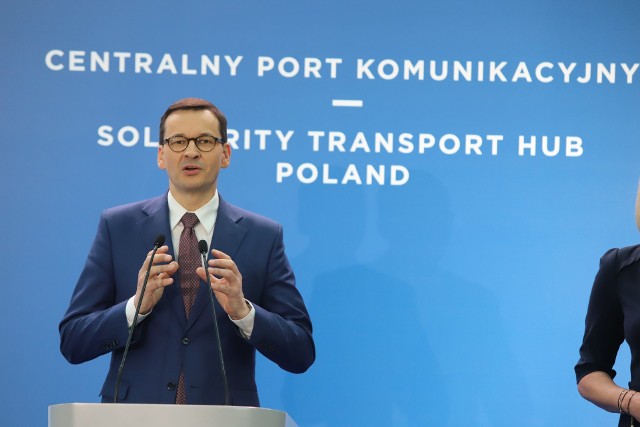 Premier Mateusz Morawiecki w asyście ministrów, wojewody łódzkiego, marszałka województwa łódzkiego i łódzkich parlamentarzystów zaprezentował na dworcu Łódź Fabryczna założenia programu kolejowego CPK