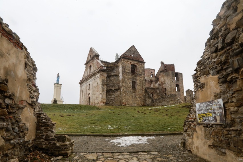 Ruiny klasztoru Karmelitów bosych w Zagórzu.